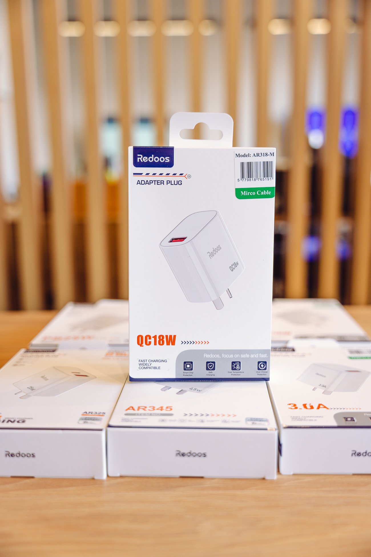 EMI08011 Cargador Redoos QC18W con cable Micro USB – Carga rápida y segura - Imagen 1